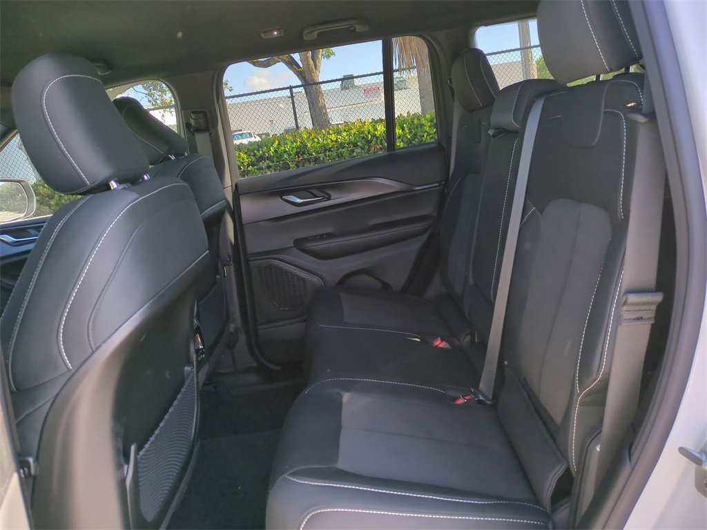 New 2025 Jeep Grand Cherokee Laredo image 14