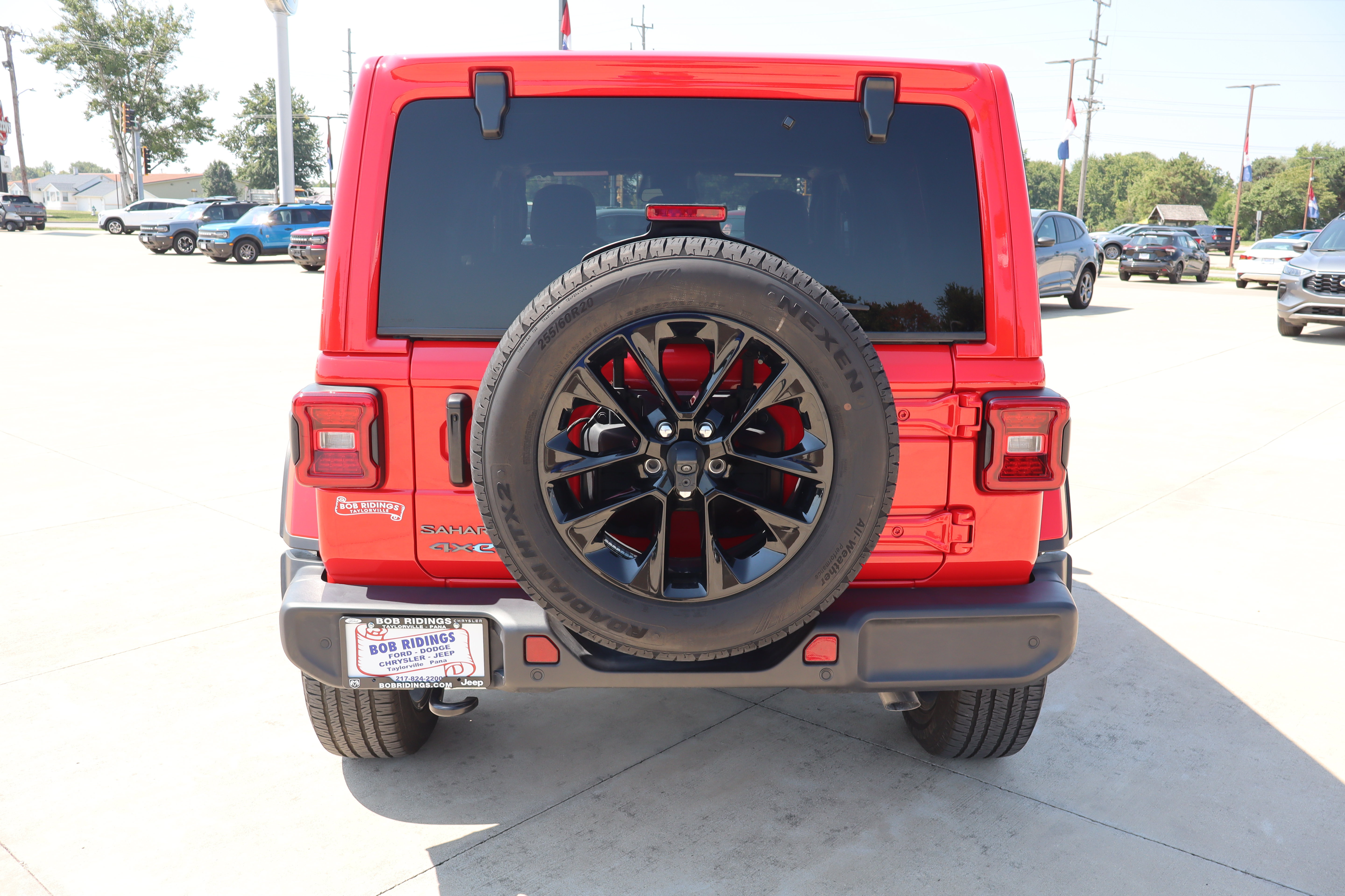 Used 2025 Jeep Wrangler Unlimited Sahara w/ Safety Group AWD/4WD image 6