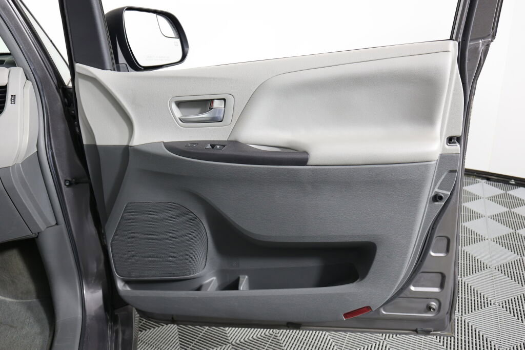 Used 2018 Toyota Sienna LE FWD image 23