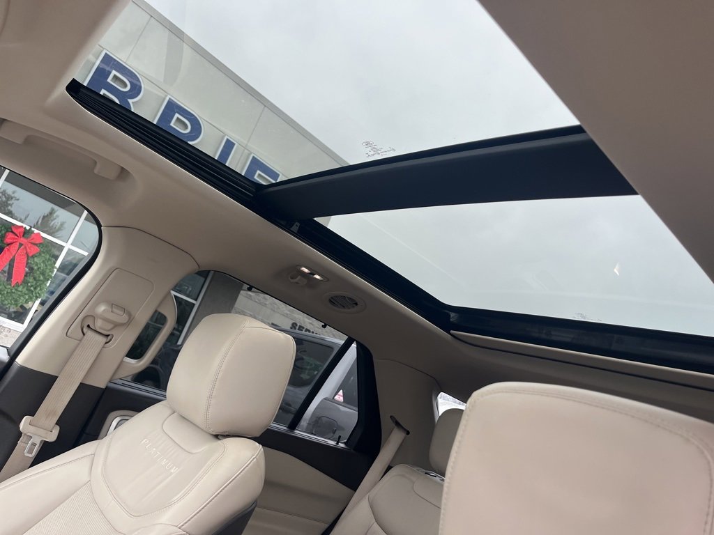 Used 2020 Ford Explorer Platinum w/ Premium Technology Package image 19