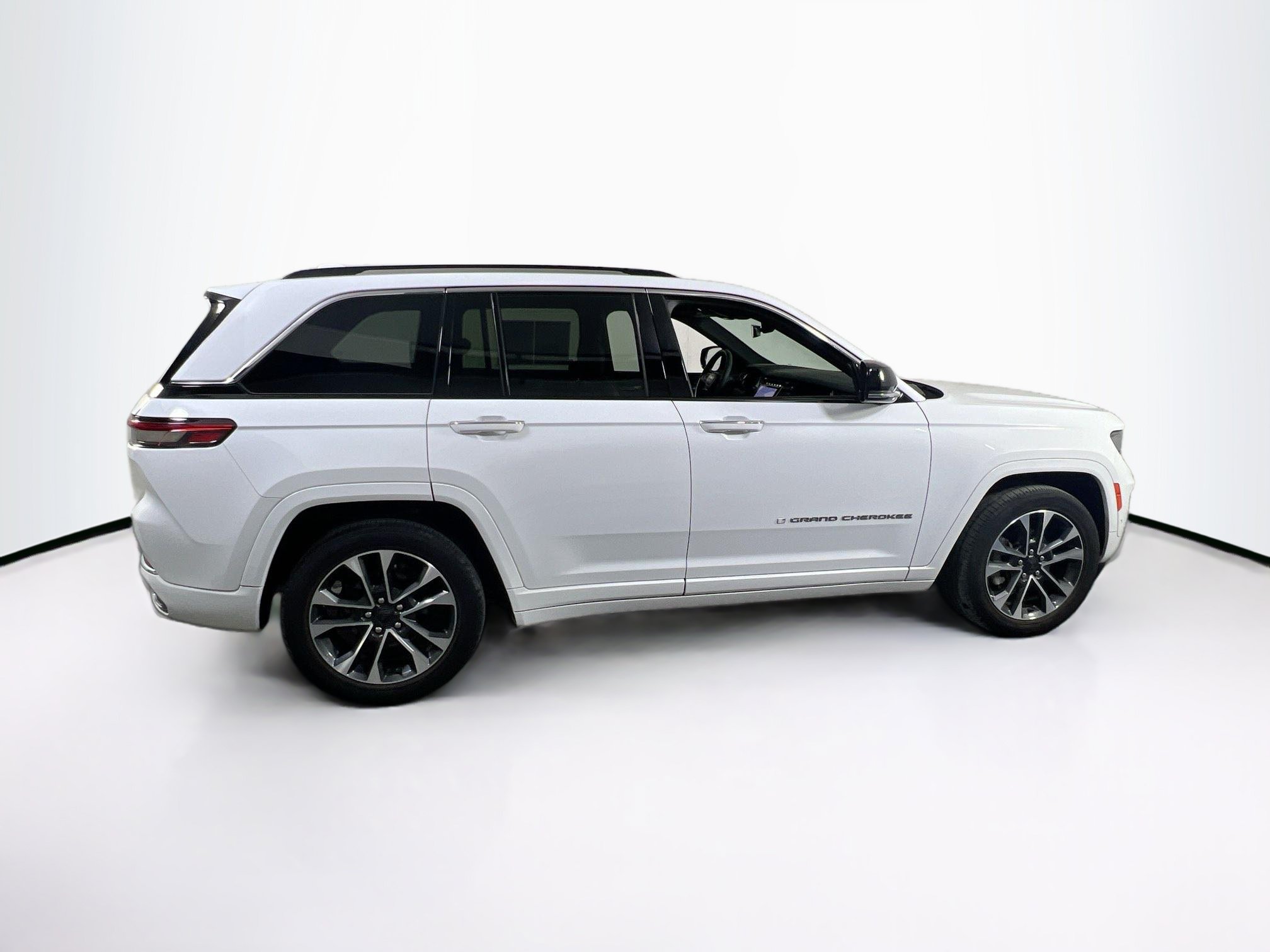 Used 2023 Jeep Grand Cherokee Overland AWD/4WD image 4