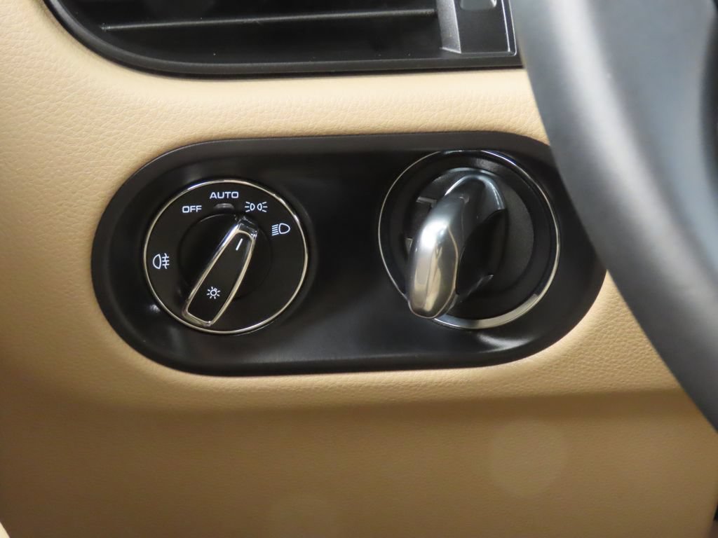 Certified 2026 Porsche Macan AWD/4WD image 23