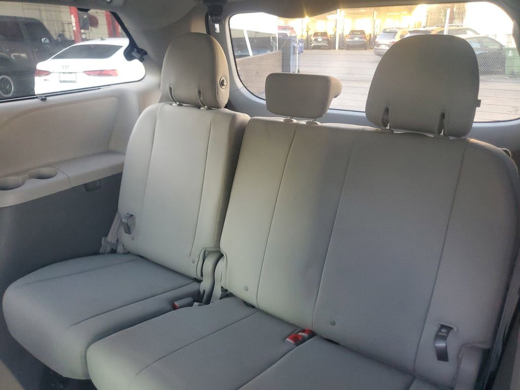 Used 2019 Toyota Sienna XLE image 10
