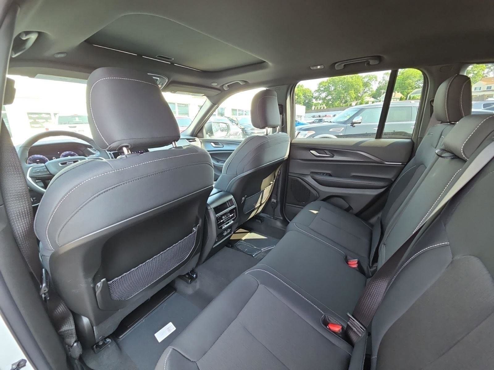 New 2025 Jeep Grand Cherokee Laredo X w/ Luxury Tech Group I image 22