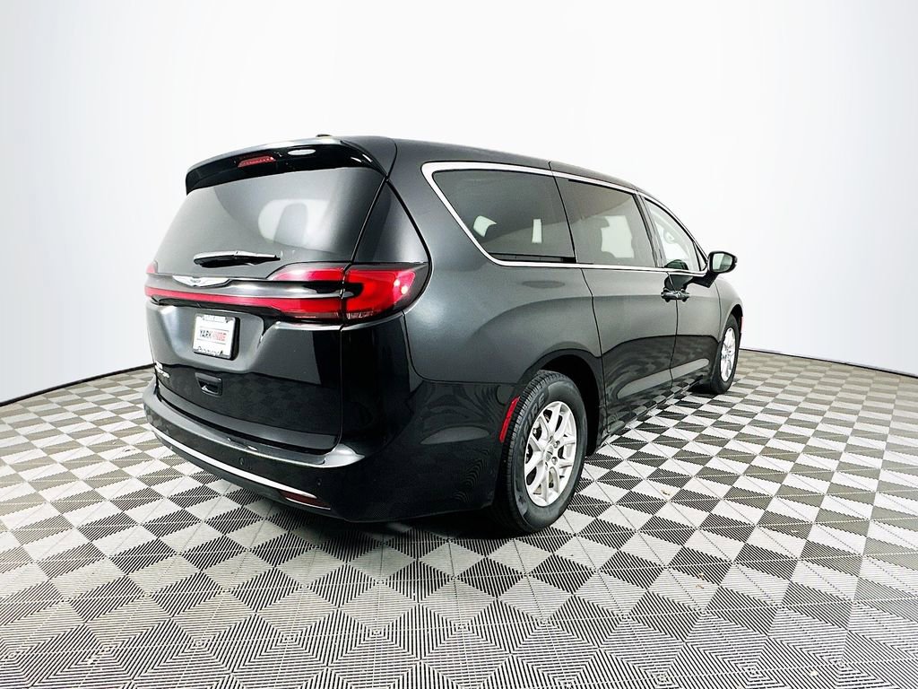 Certified 2023 Chrysler Pacifica Touring-L image 11
