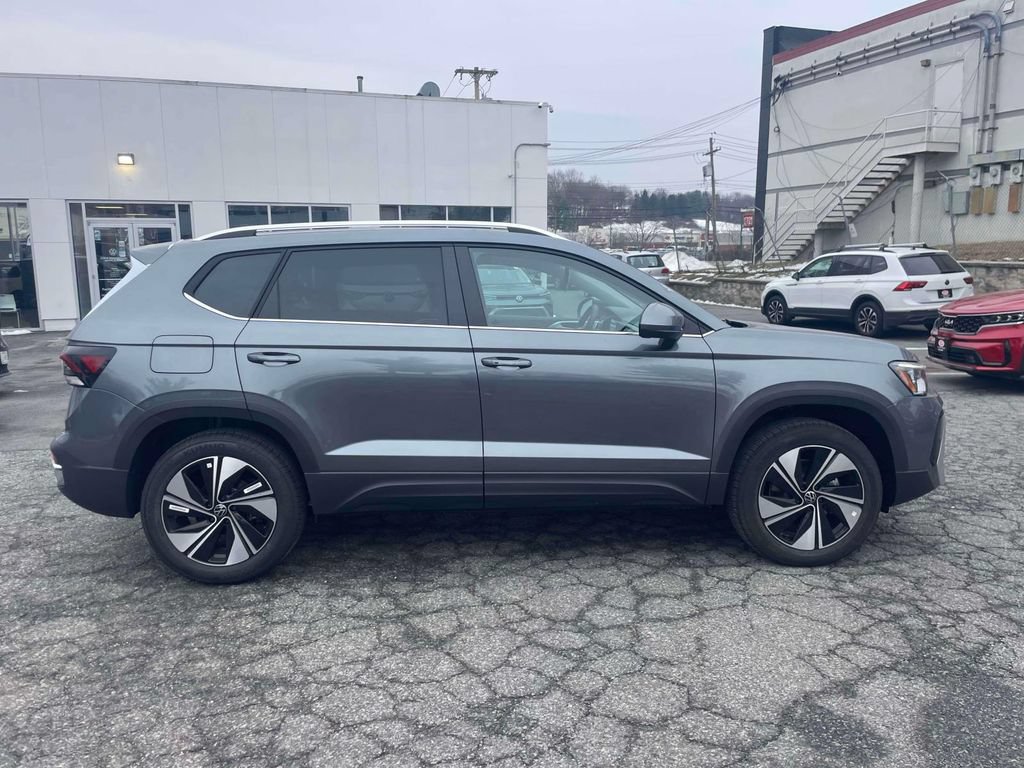Used 2026 Volkswagen Taos SE AWD/4WD image 5