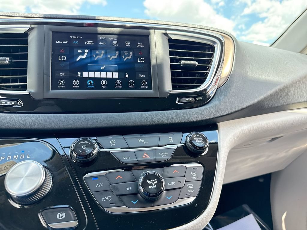 Used 2018 Chrysler Pacifica Touring-L FWD image 19