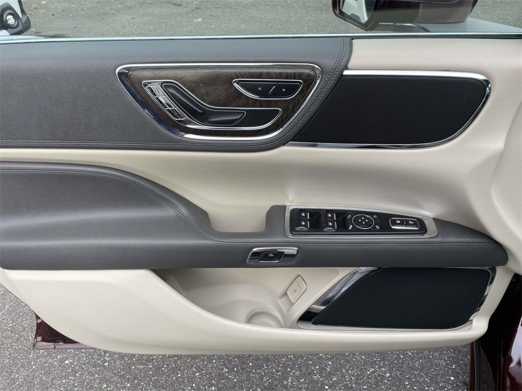 Used 2017 Lincoln Continental Select w/ Climate Package image 14