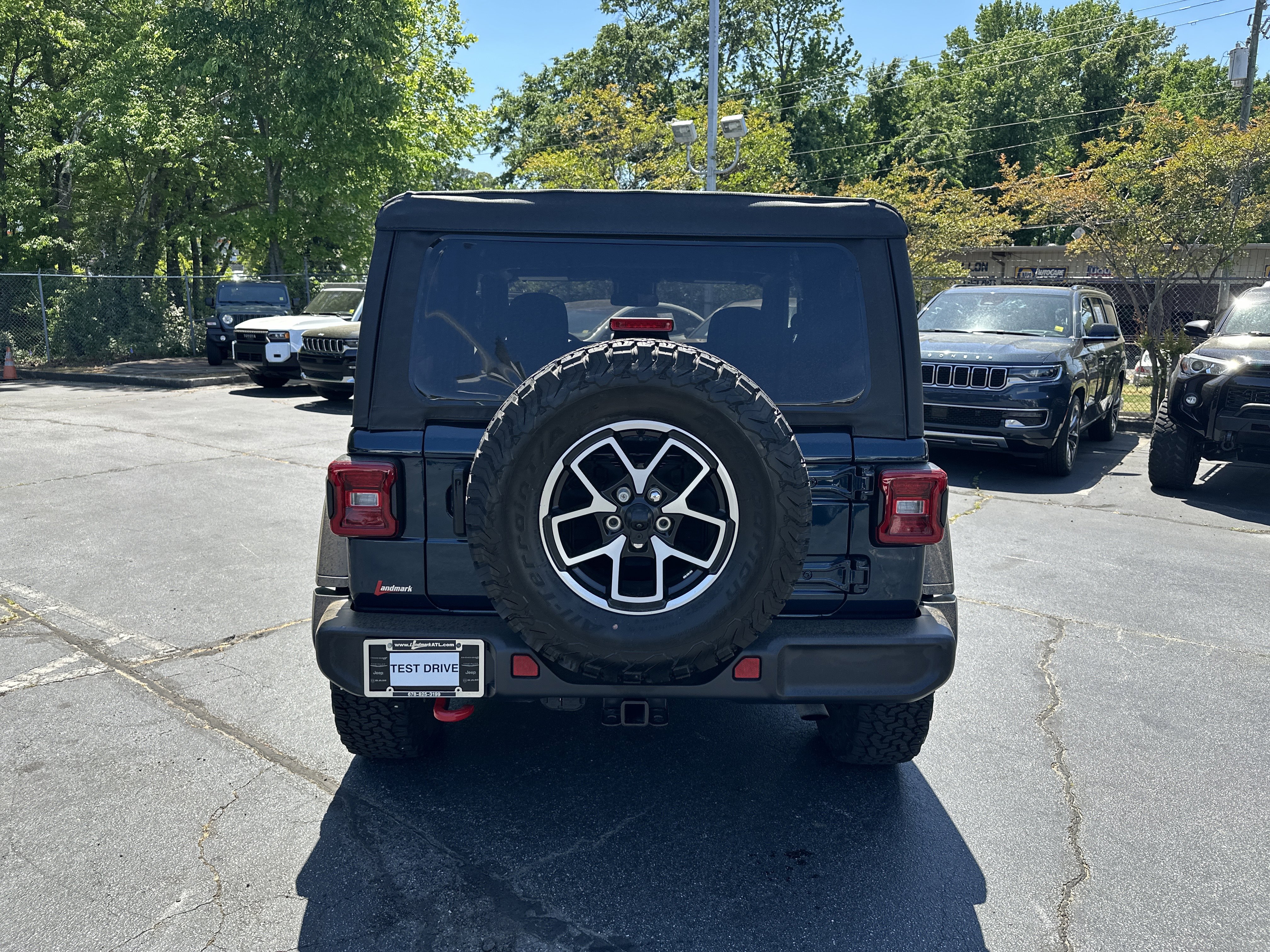 Used 2025 Jeep Wrangler Rubicon w/ Convenience Group AWD/4WD image 8