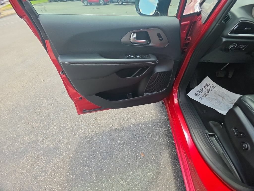 Used 2025 Chrysler Pacifica Select FWD image 11