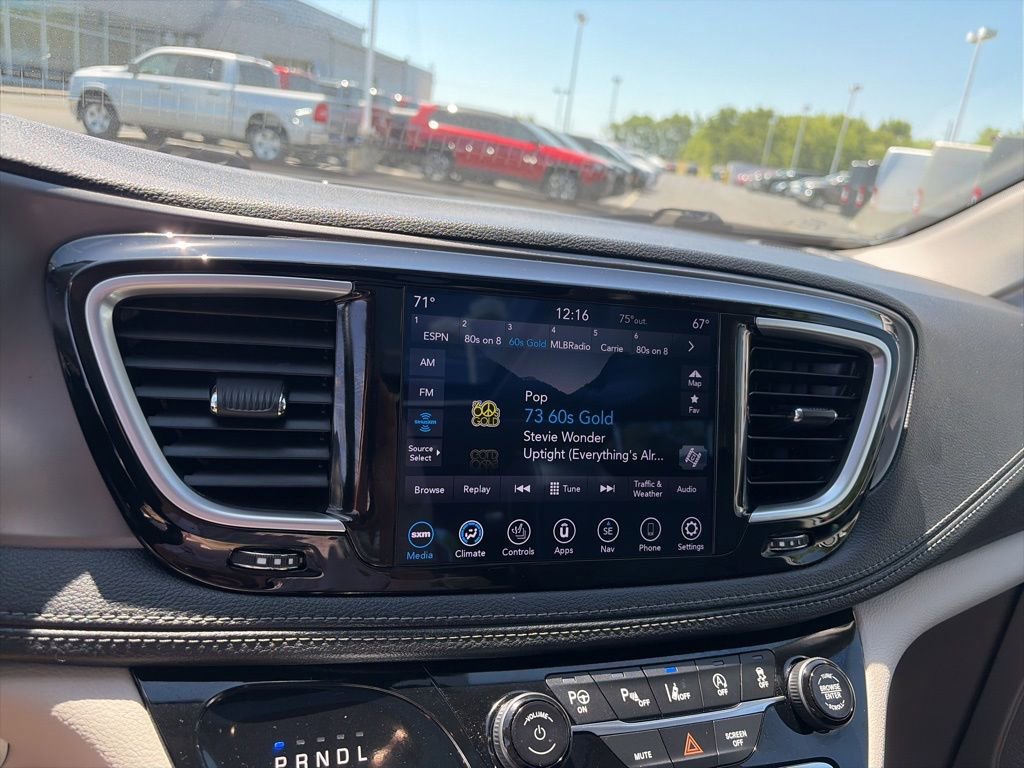 Used 2019 Chrysler Pacifica Limited w/ Tire & Wheel Group FWD image 32