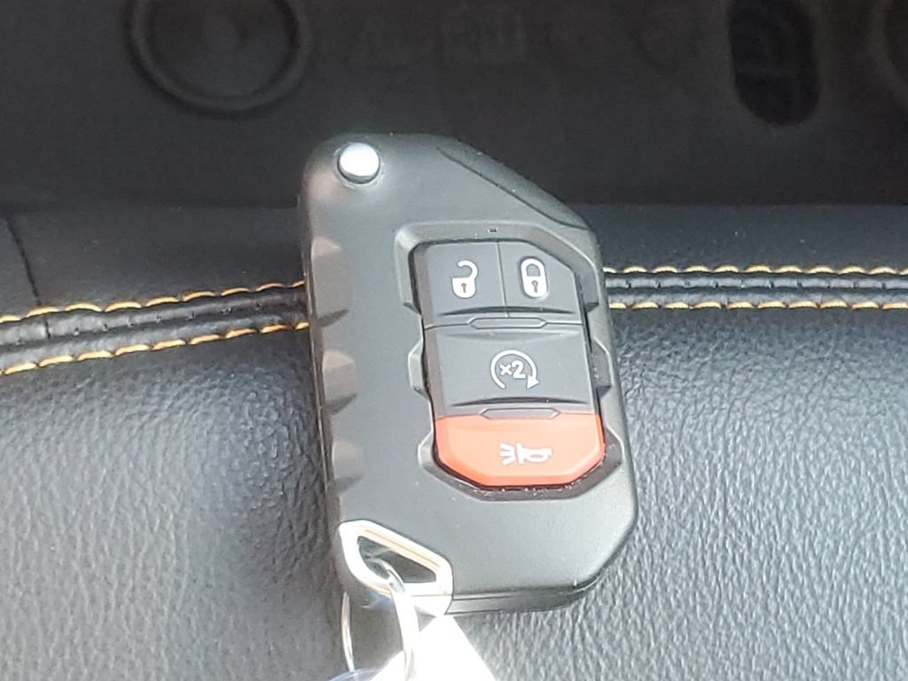 Used 2025 Jeep Gladiator Mojave AWD/4WD image 32