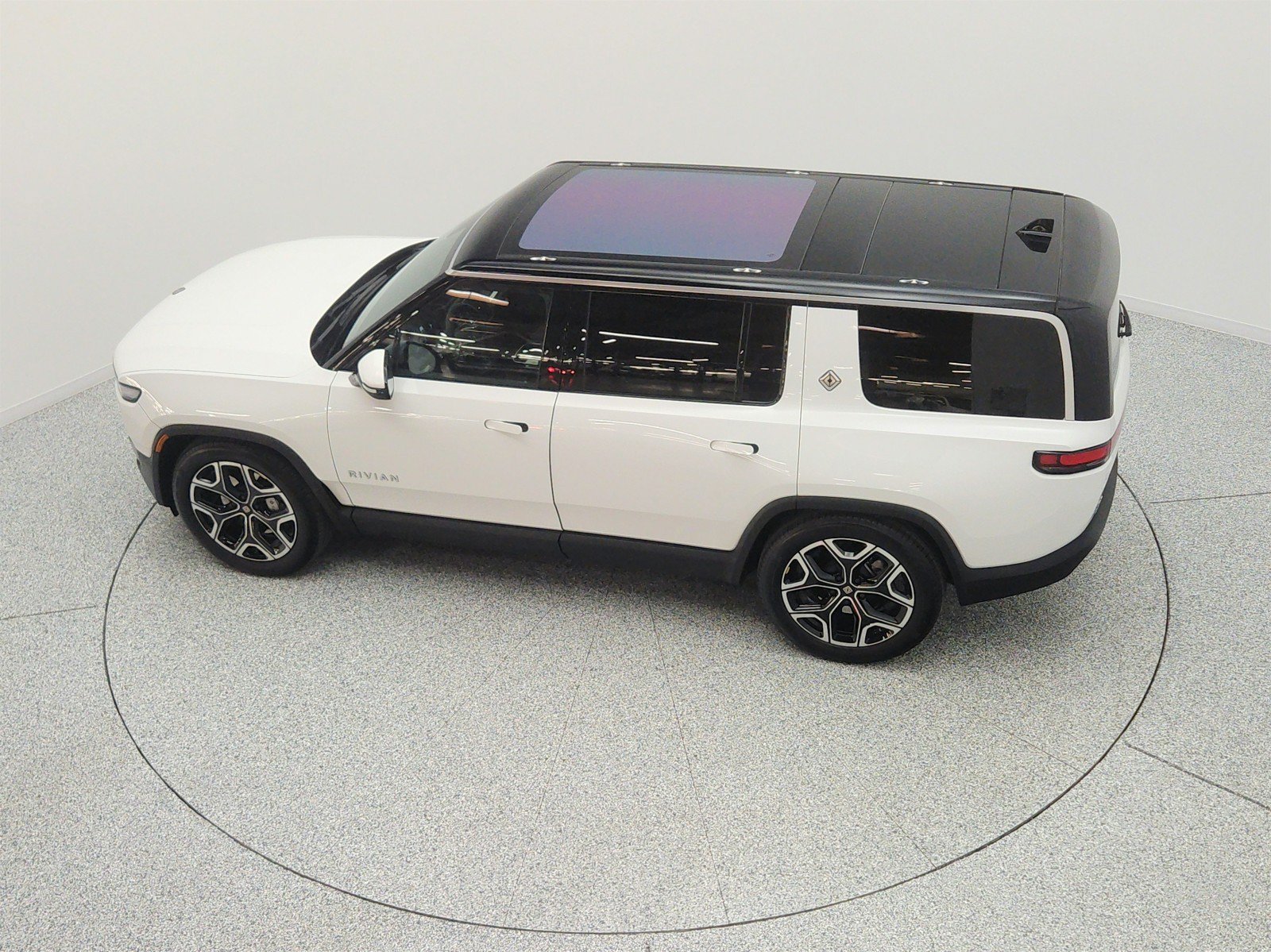 Used 2025 Rivian R1S Adventure AWD/4WD image 29