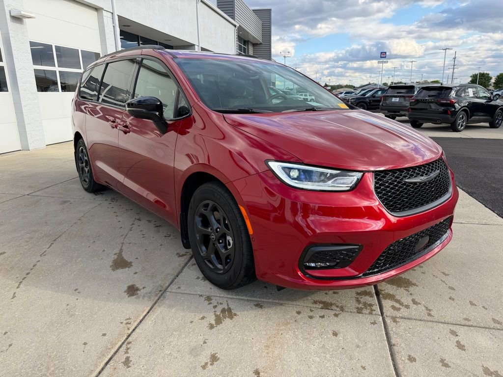 Used 2025 Chrysler Pacifica Premium FWD image 3
