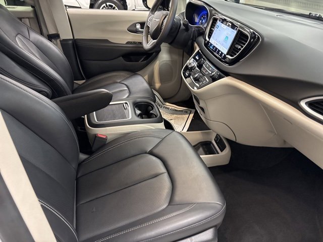 Used 2024 Chrysler Pacifica Touring-L image 9