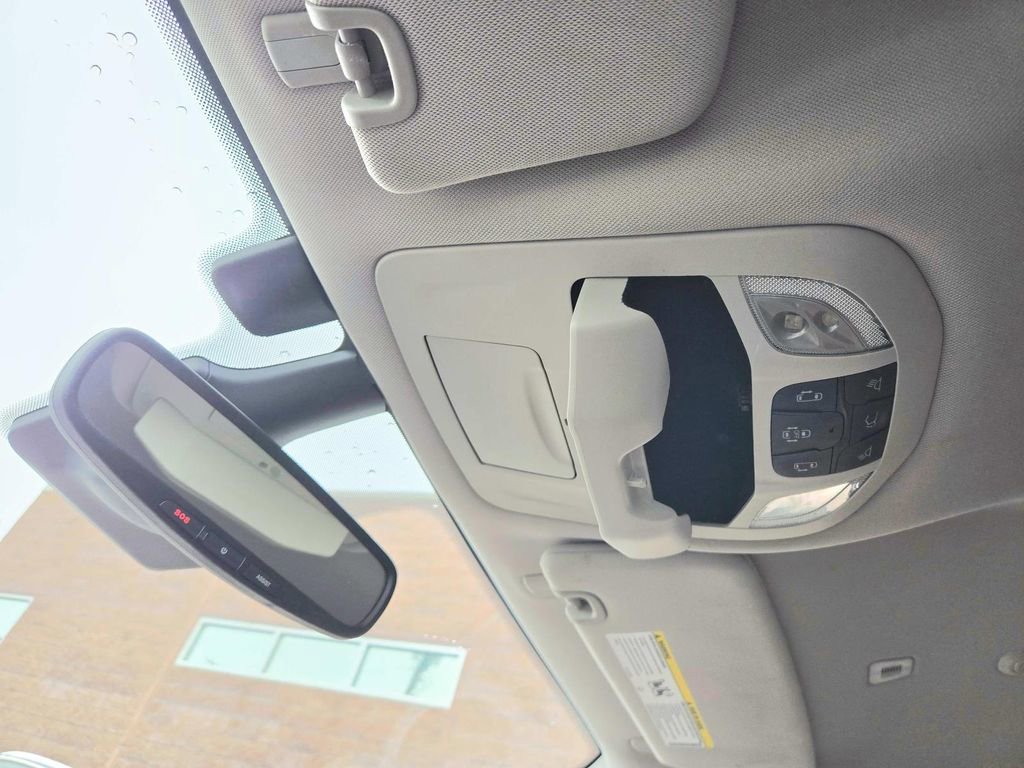 Used 2018 Chrysler Pacifica Limited image 33