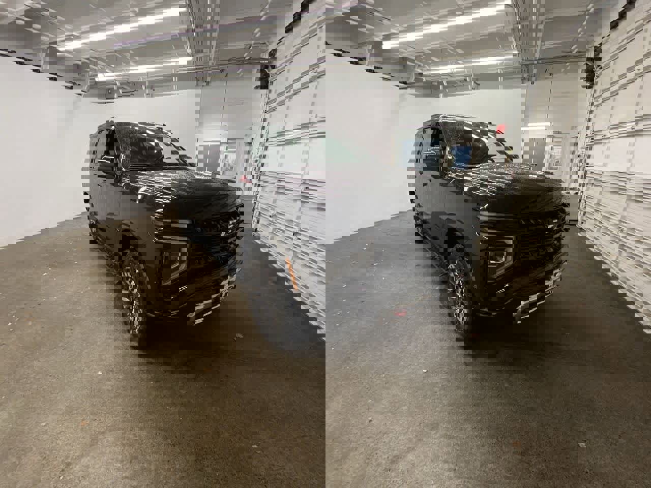 Used 2025 Chevrolet Suburban Z71 image 8