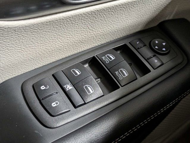 Used 2023 Chrysler Pacifica Touring-L FWD image 25