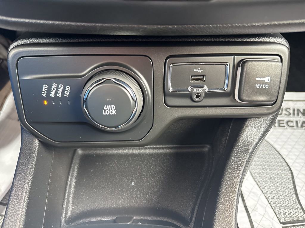 Used 2018 Jeep Renegade Latitude w/ Cold Weather Group image 17