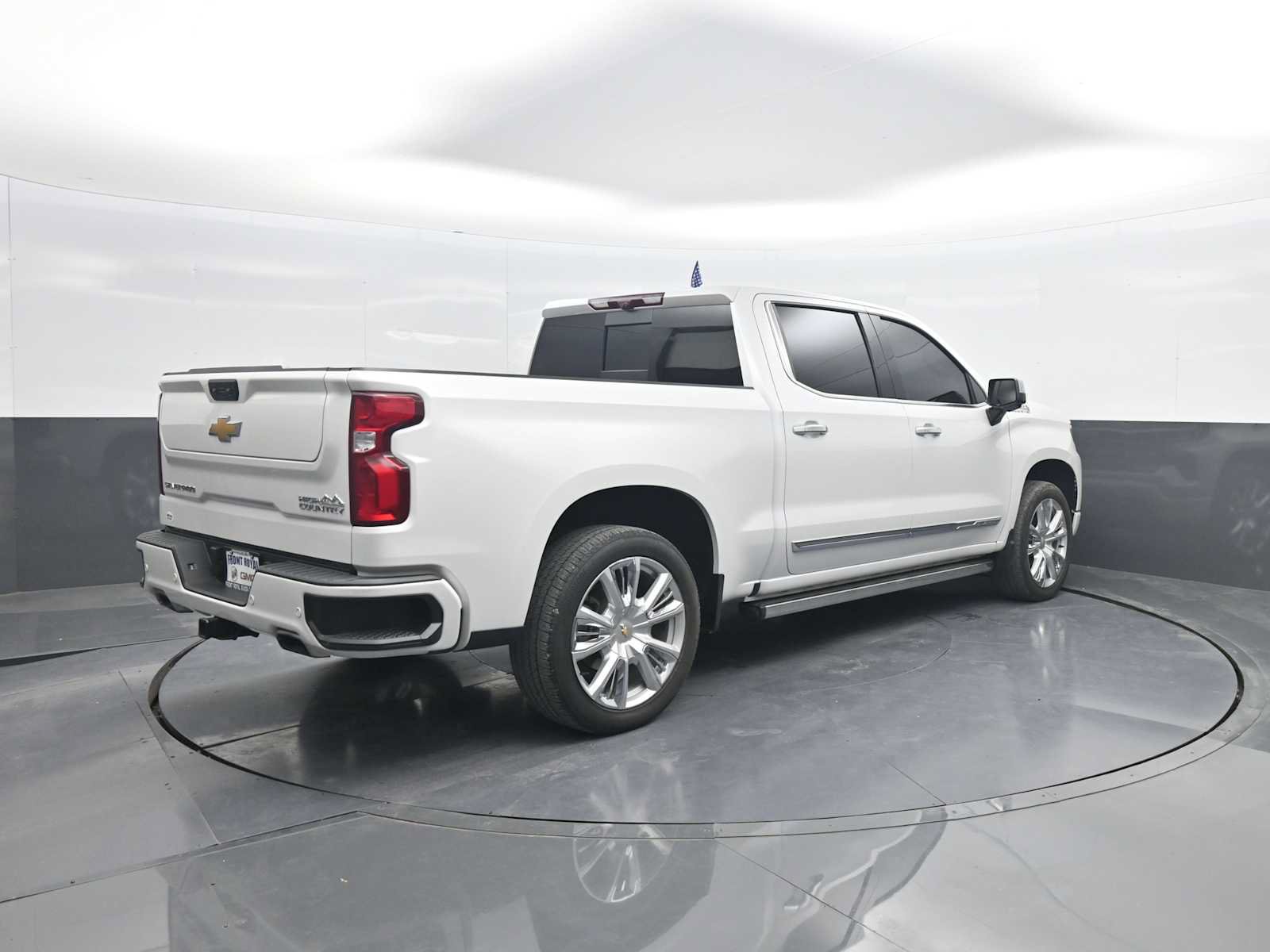 Used 2024 Chevrolet Silverado 1500 High Country w/ High Country Premium Package AWD/4WD image 8