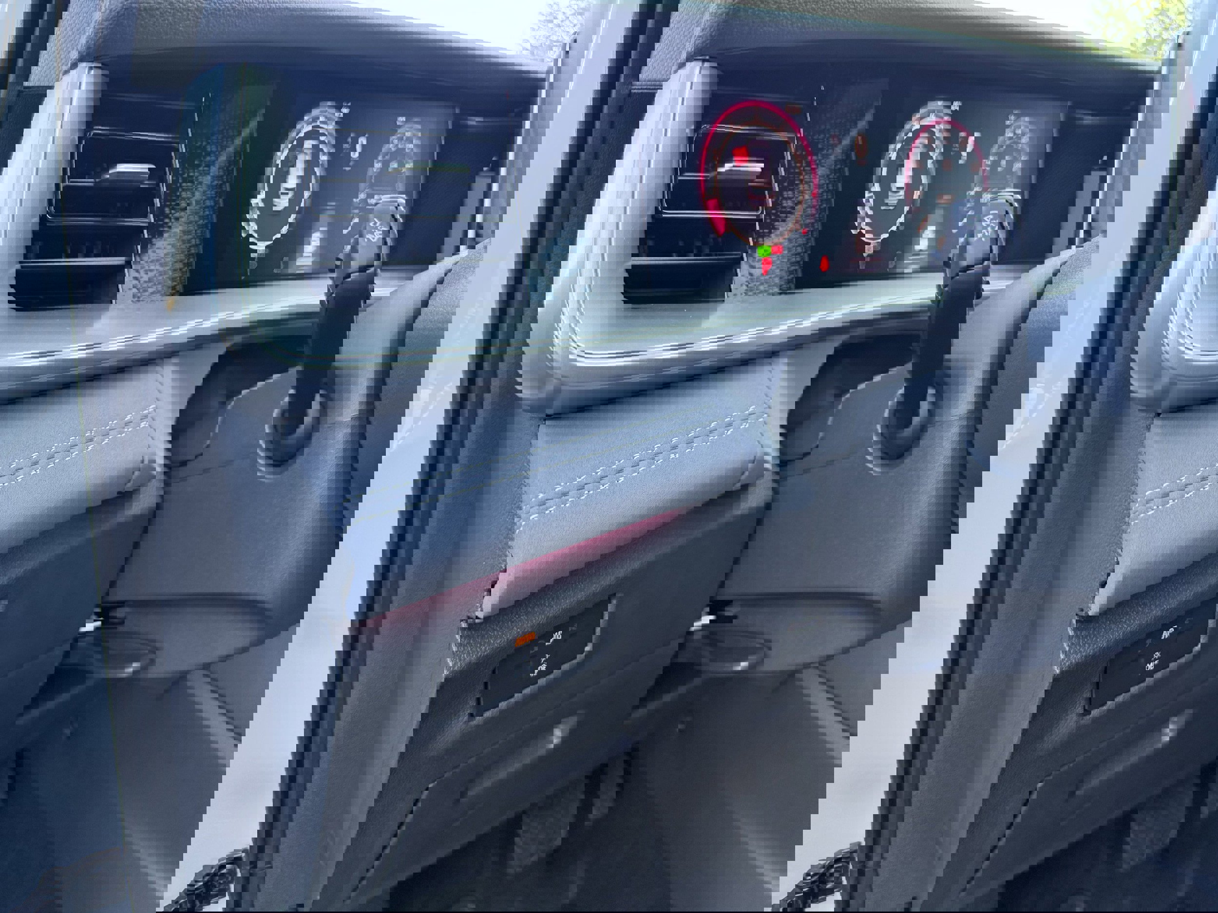 New 2025 Volkswagen Tiguan SE image 13