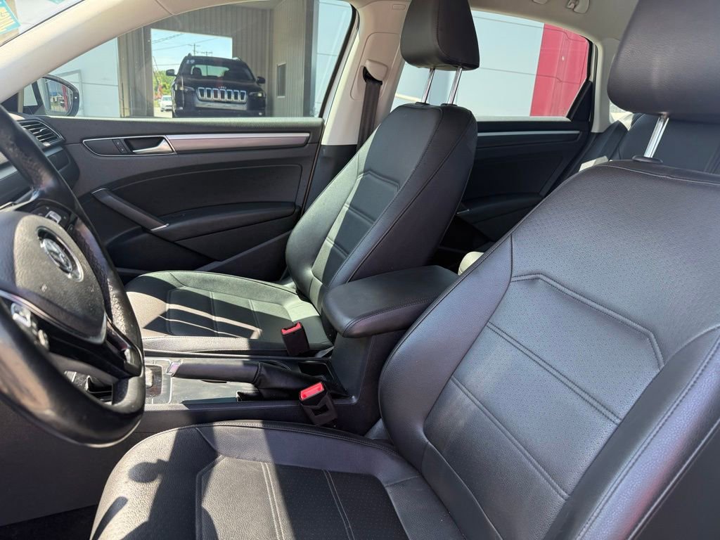 Used 2018 Volkswagen Passat 2.0T R-Line FWD image 10