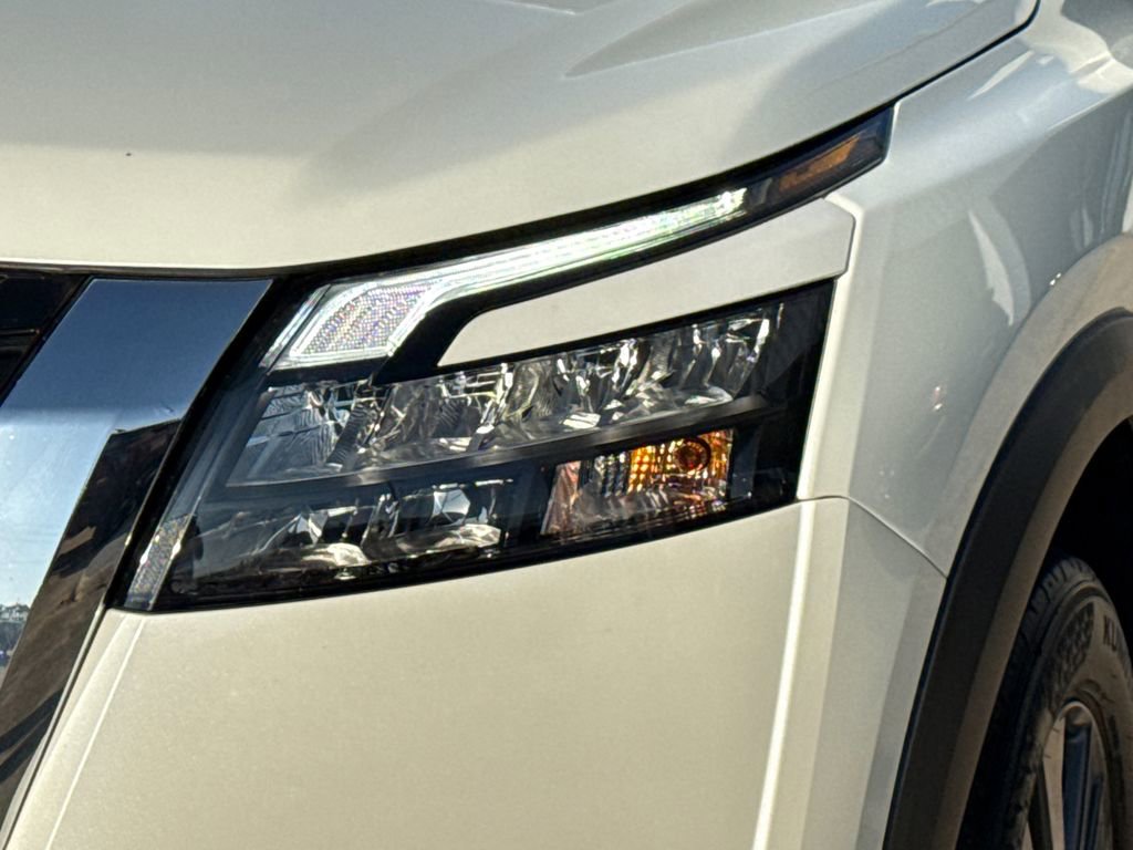 Used 2023 Nissan Pathfinder SV image 5