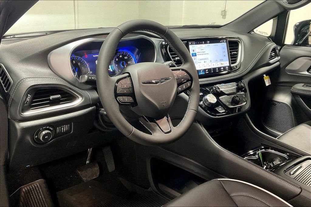 New 2026 Chrysler Pacifica Limited w/ Uconnect Theater Family Group FWD image 20