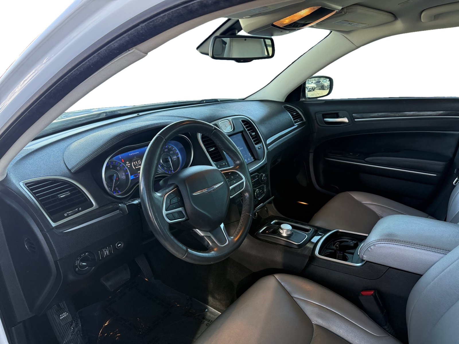Used 2019 Chrysler 300 Touring RWD image 9