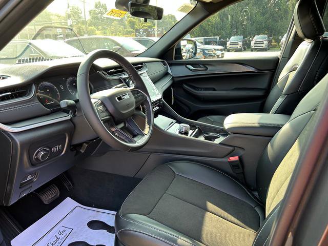 New 2025 Jeep Grand Cherokee Altitude image 8