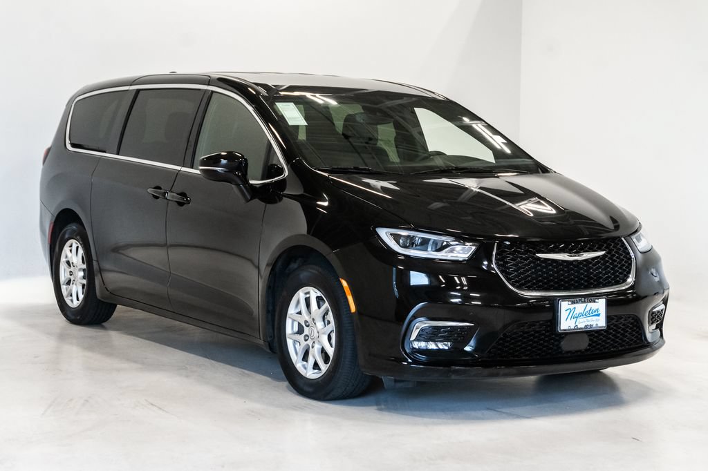 Certified 2025 Chrysler Pacifica Select FWD image 6