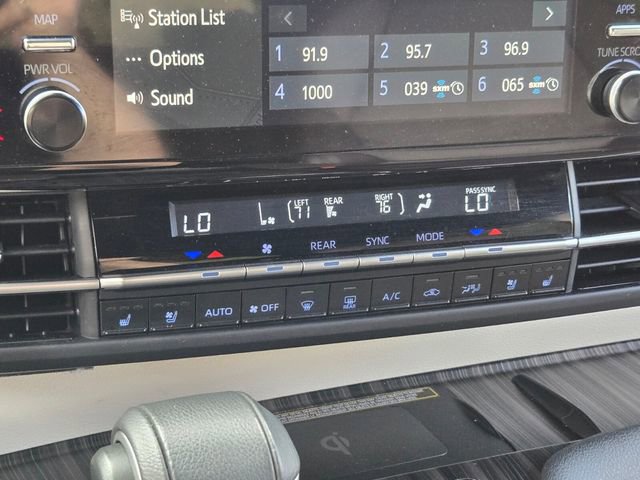 Used 2023 Toyota Sienna Platinum FWD image 27
