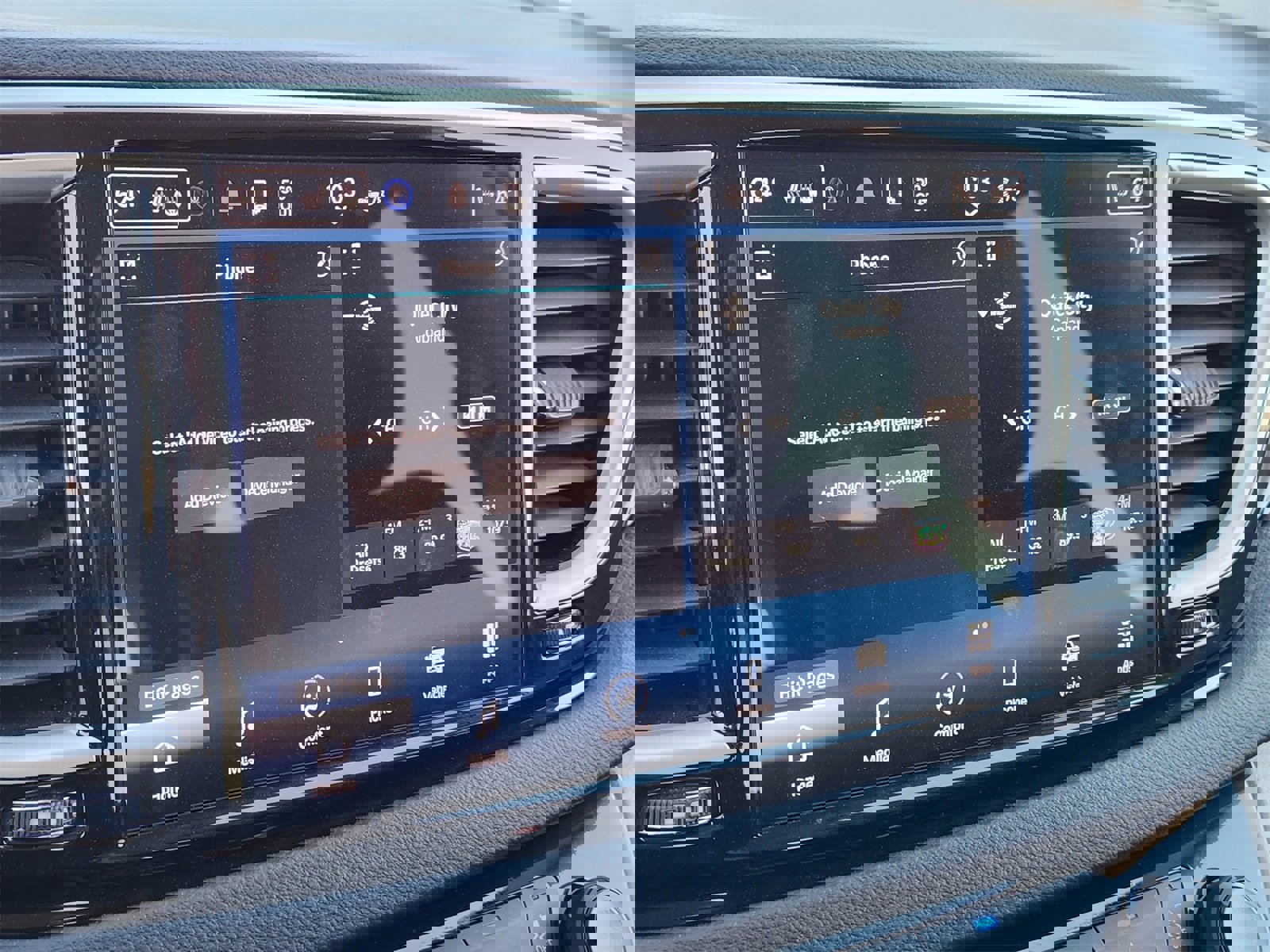 Used 2024 Chrysler Pacifica Touring-L image 17