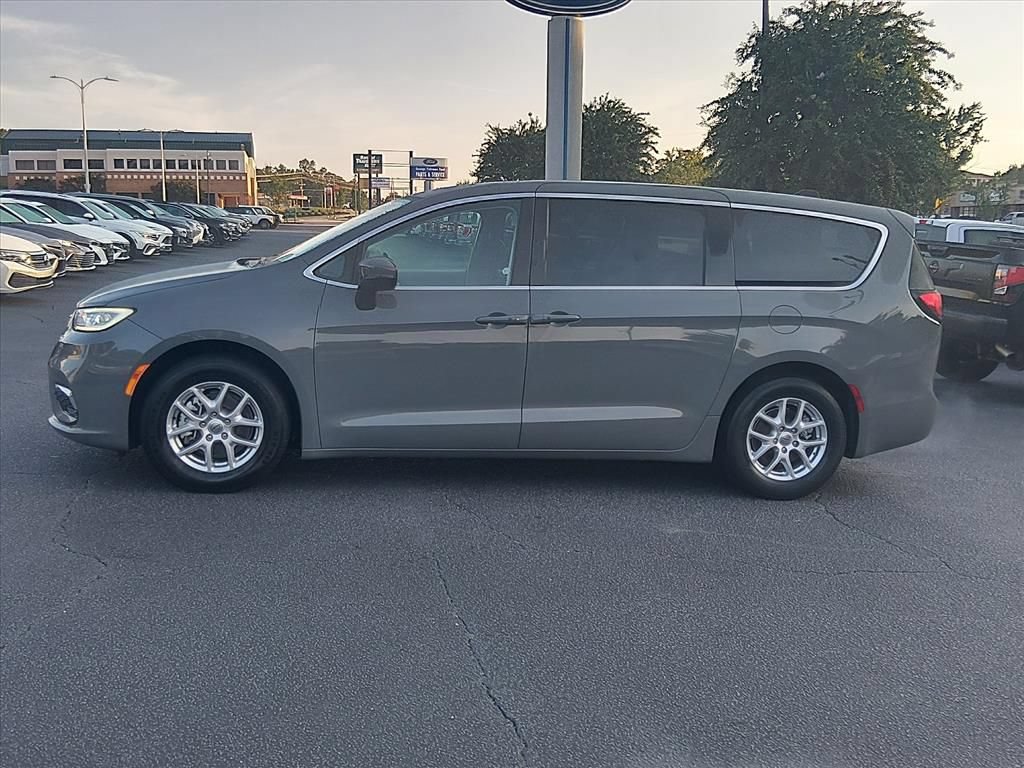 Used 2023 Chrysler Pacifica Touring-L FWD image 7