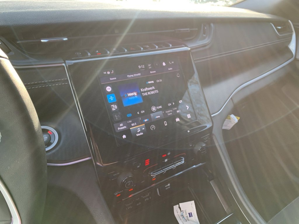 Used 2025 Jeep Grand Cherokee Laredo w/ Luxury Tech Group I image 7