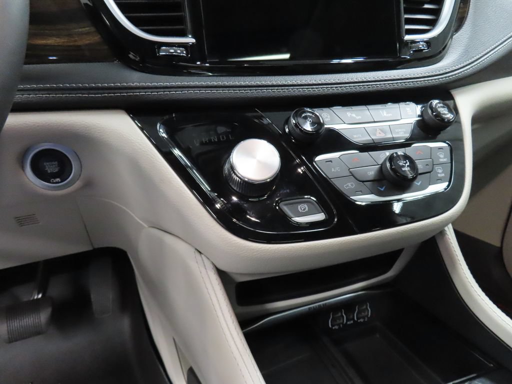 Used 2024 Chrysler Pacifica Limited FWD image 52