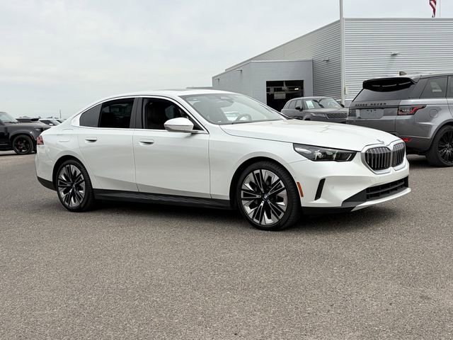 Used 2025 BMW 530i xDrive AWD/4WD image 4