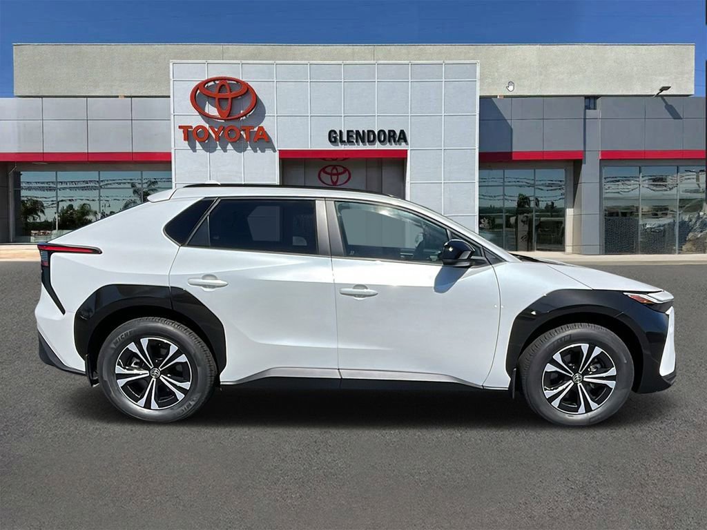 Certified 2022 Toyota Venza LE AWD/4WD image 2