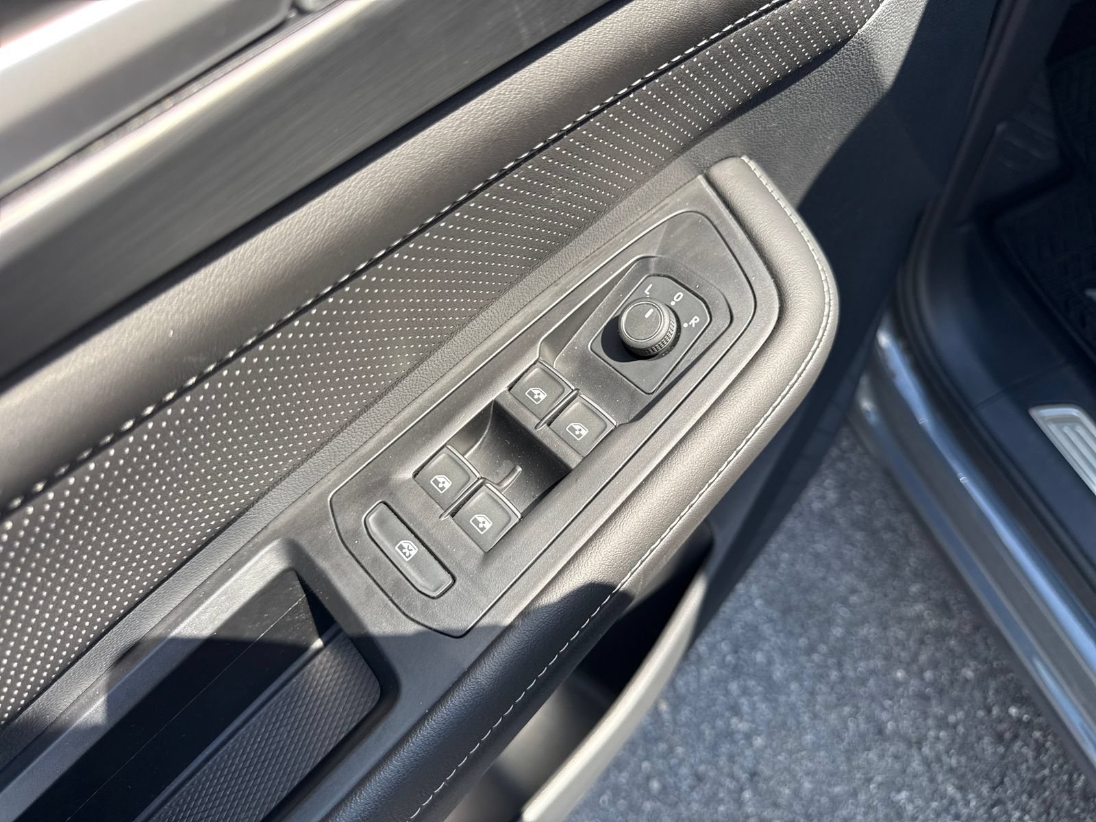 Certified 2025 Volkswagen Atlas Cross Sport SE AWD/4WD image 12