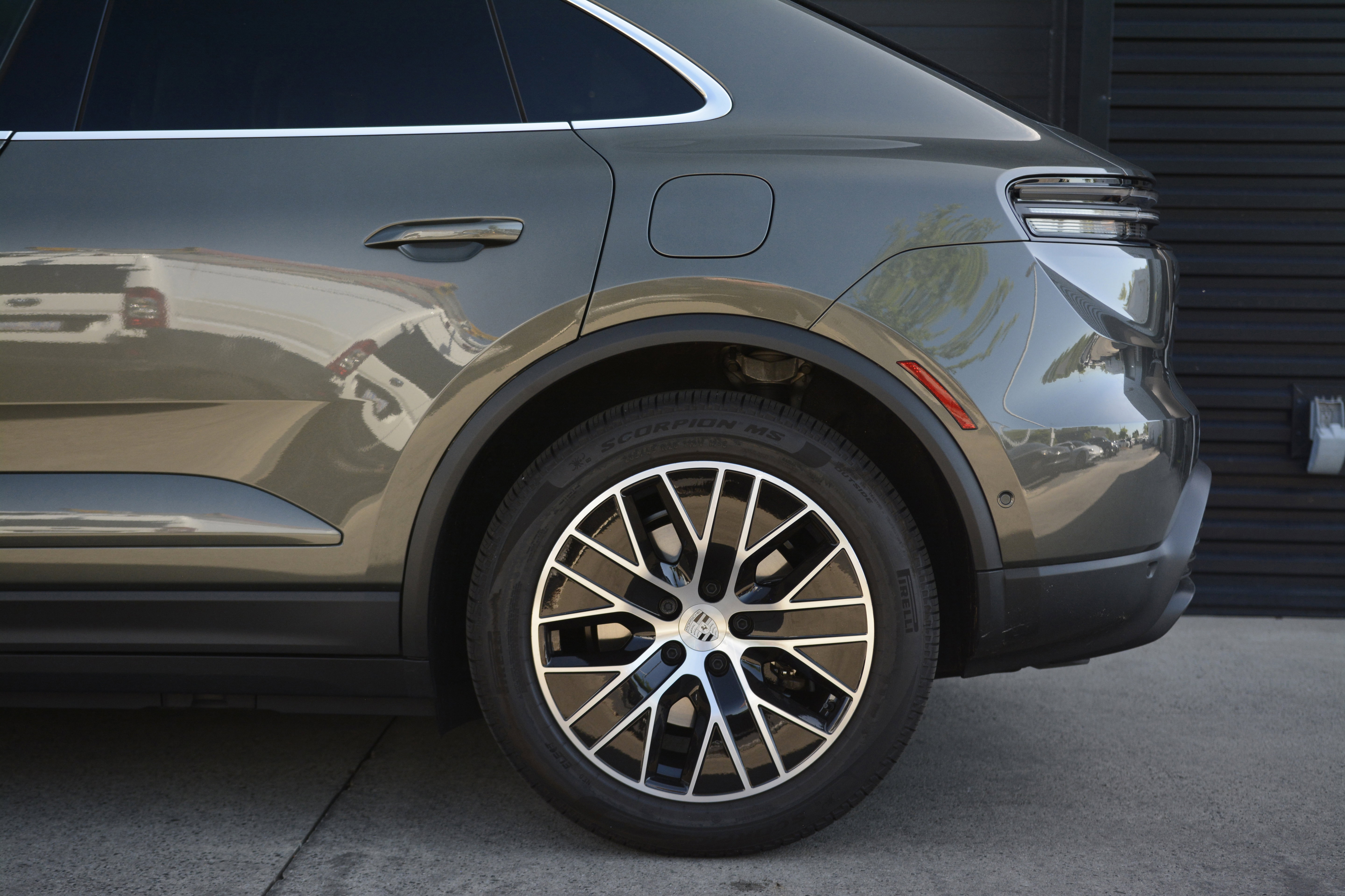 Certified 2025 Porsche Macan 4S Electric AWD/4WD image 38