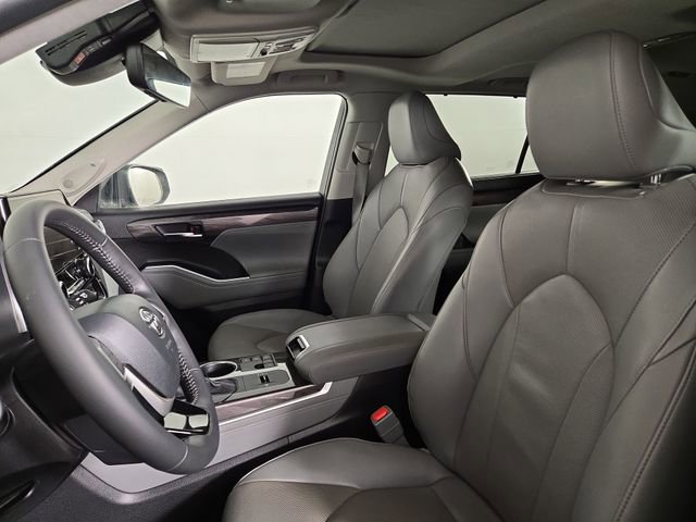 Used 2024 Toyota Highlander Limited image 13