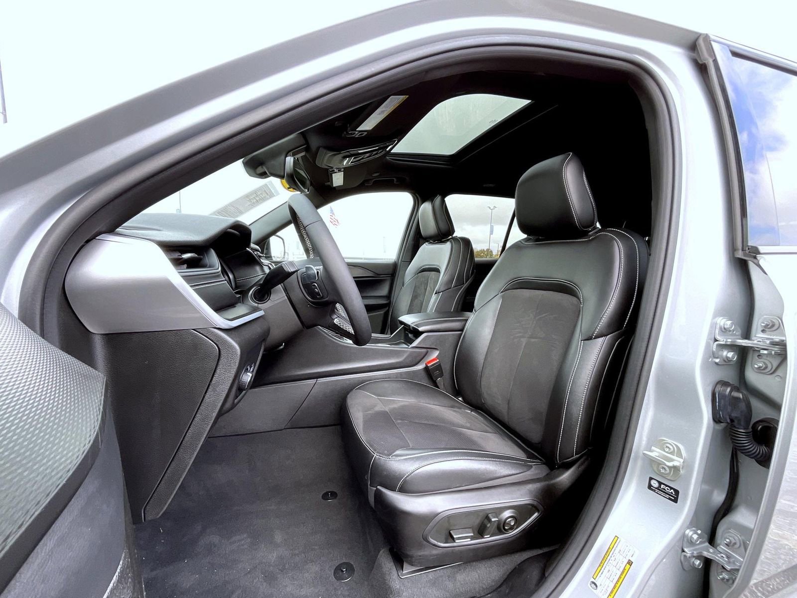 Used 2024 Jeep Grand Cherokee Altitude image 10