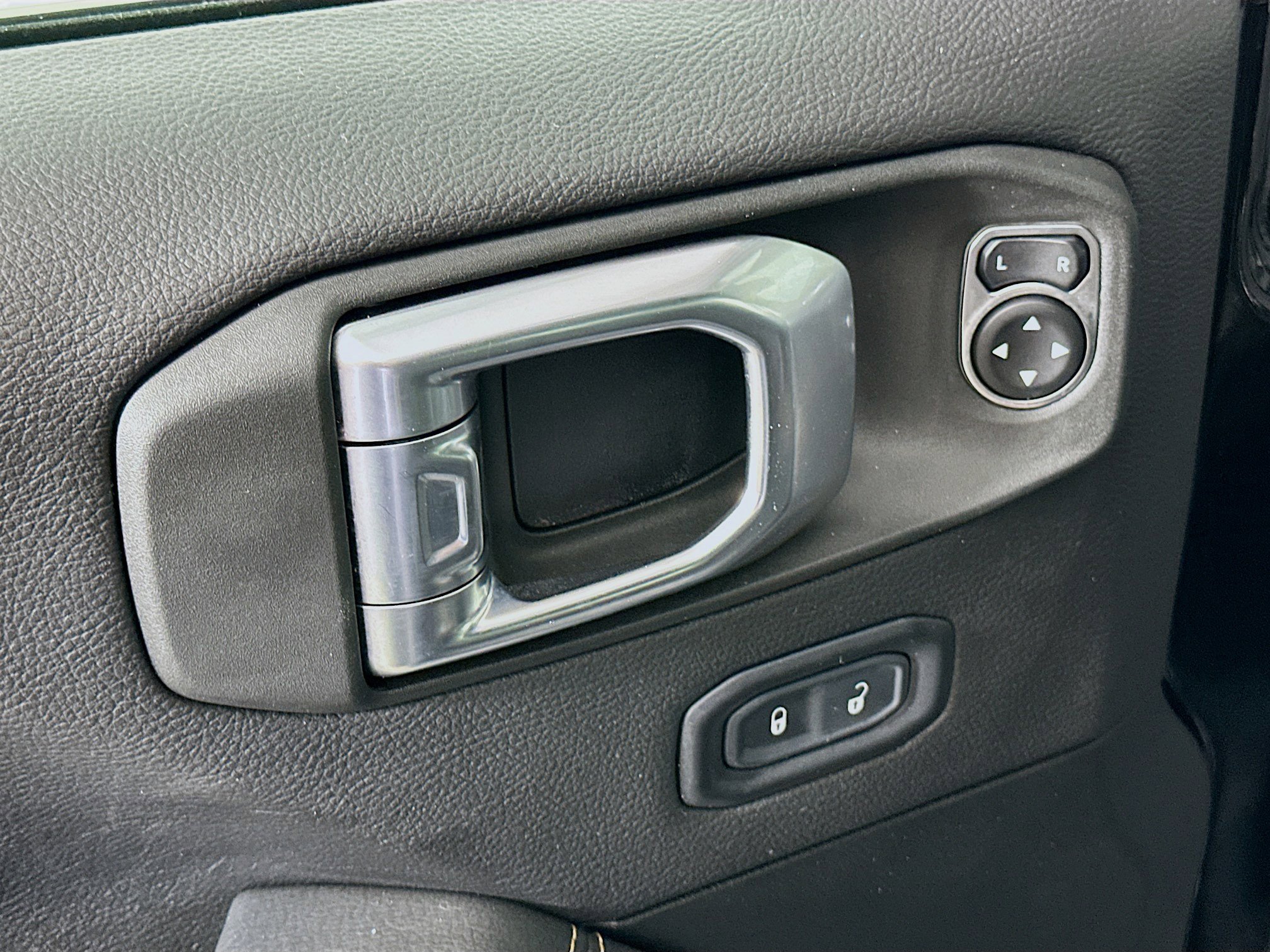 Used 2023 Jeep Wrangler Unlimited Sahara AWD/4WD image 15