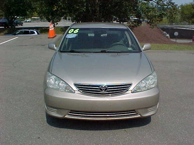 Used 2006 Toyota Camry LE FWD image 3