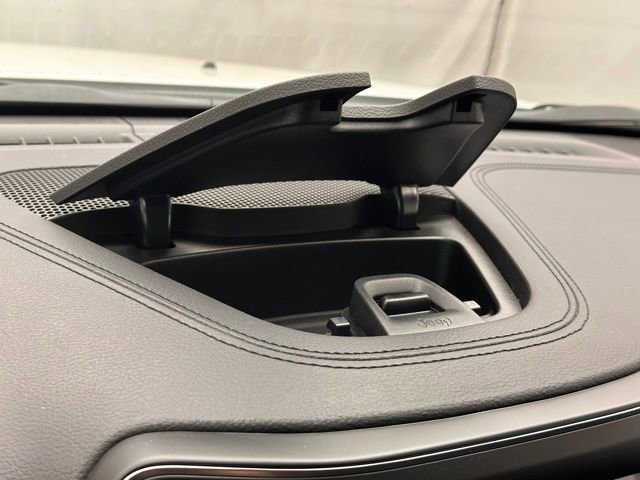Used 2021 Jeep Cherokee Latitude AWD/4WD image 17