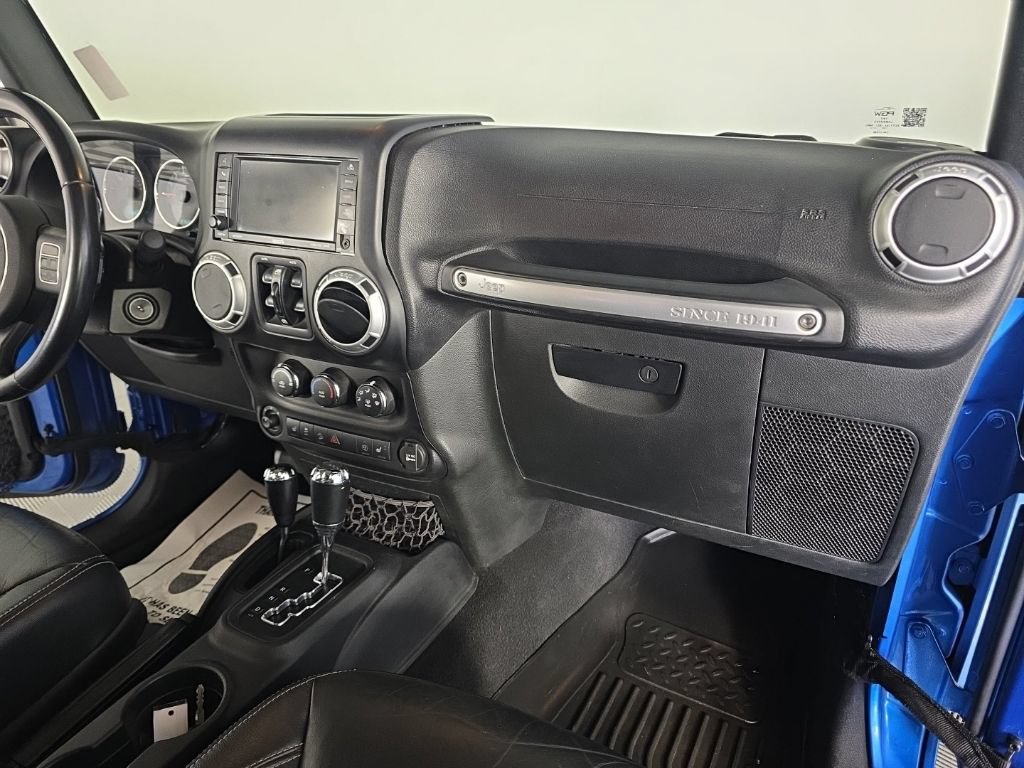 Used 2015 Jeep Wrangler Unlimited Sahara w/ Connectivity Group AWD/4WD image 34