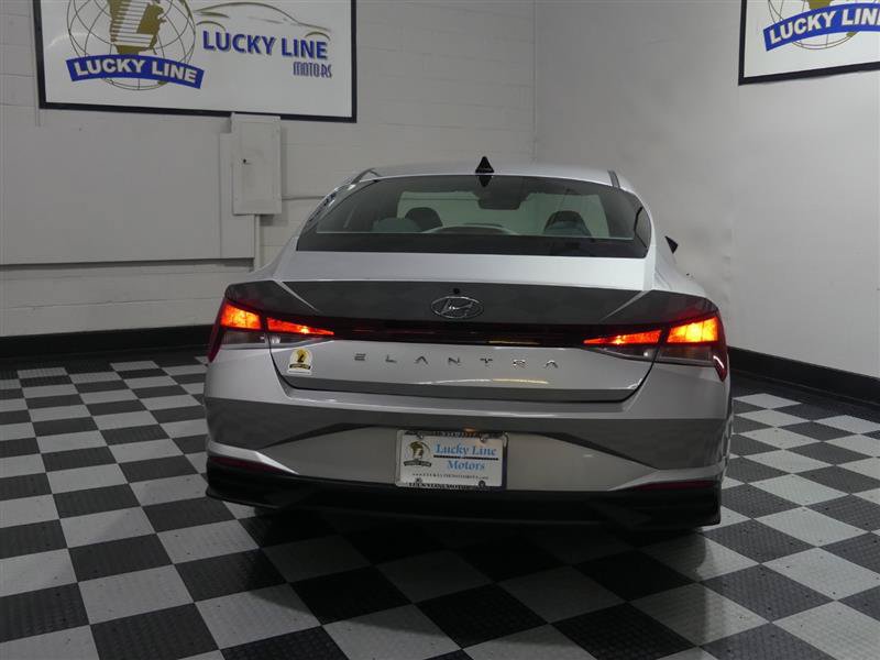 Used 2022 Hyundai Elantra SEL w/ Convenience Package FWD image 8