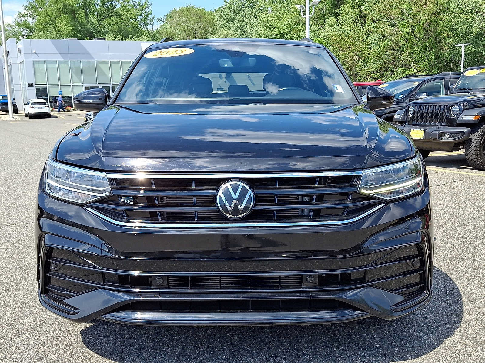 Used 2023 Volkswagen Tiguan SE R-Line FWD image 2
