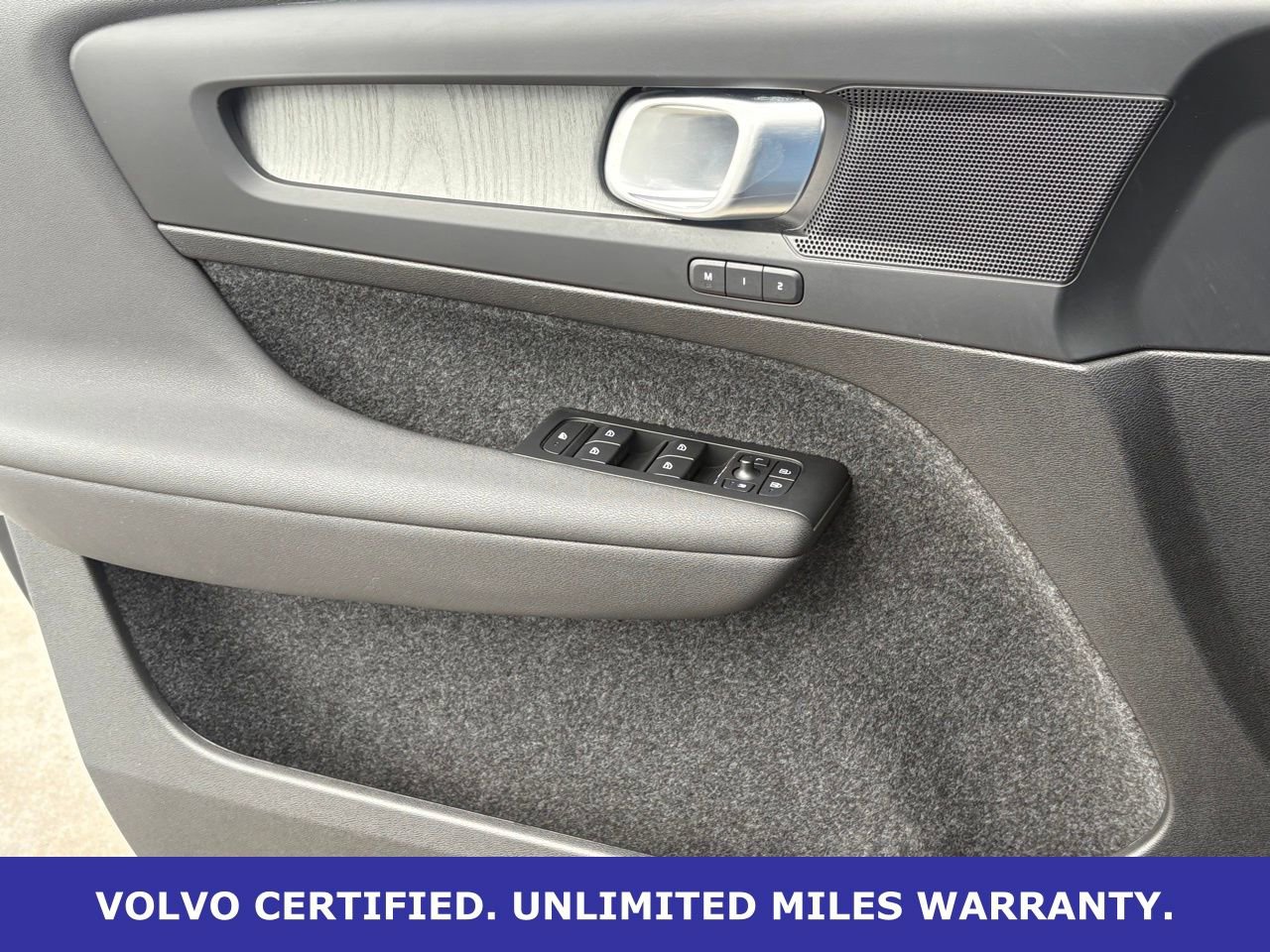 Certified 2025 Volvo XC40 B5 Core image 26