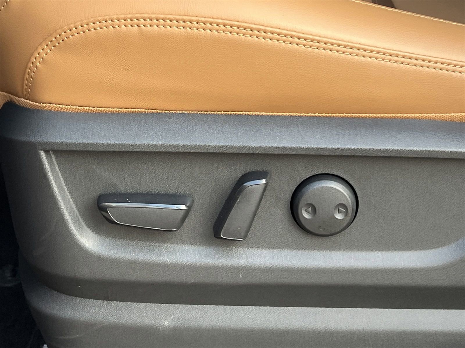 New 2025 Nissan Armada SL w/ Captain's Chari Seat Package image 20